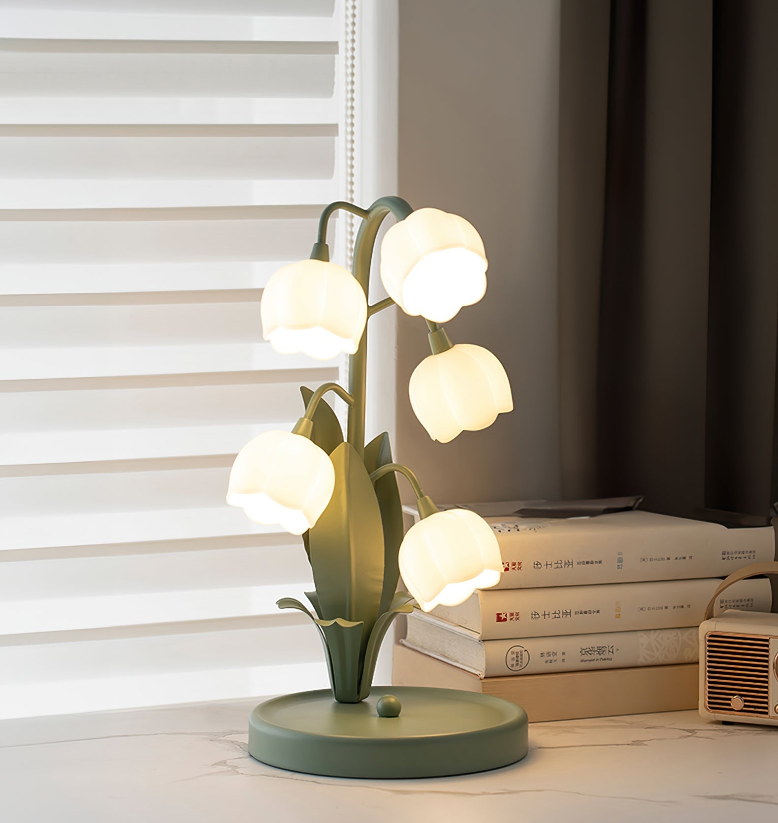 Bell Orchid Tischlampe – Elegantes Design mit Farbakzenten