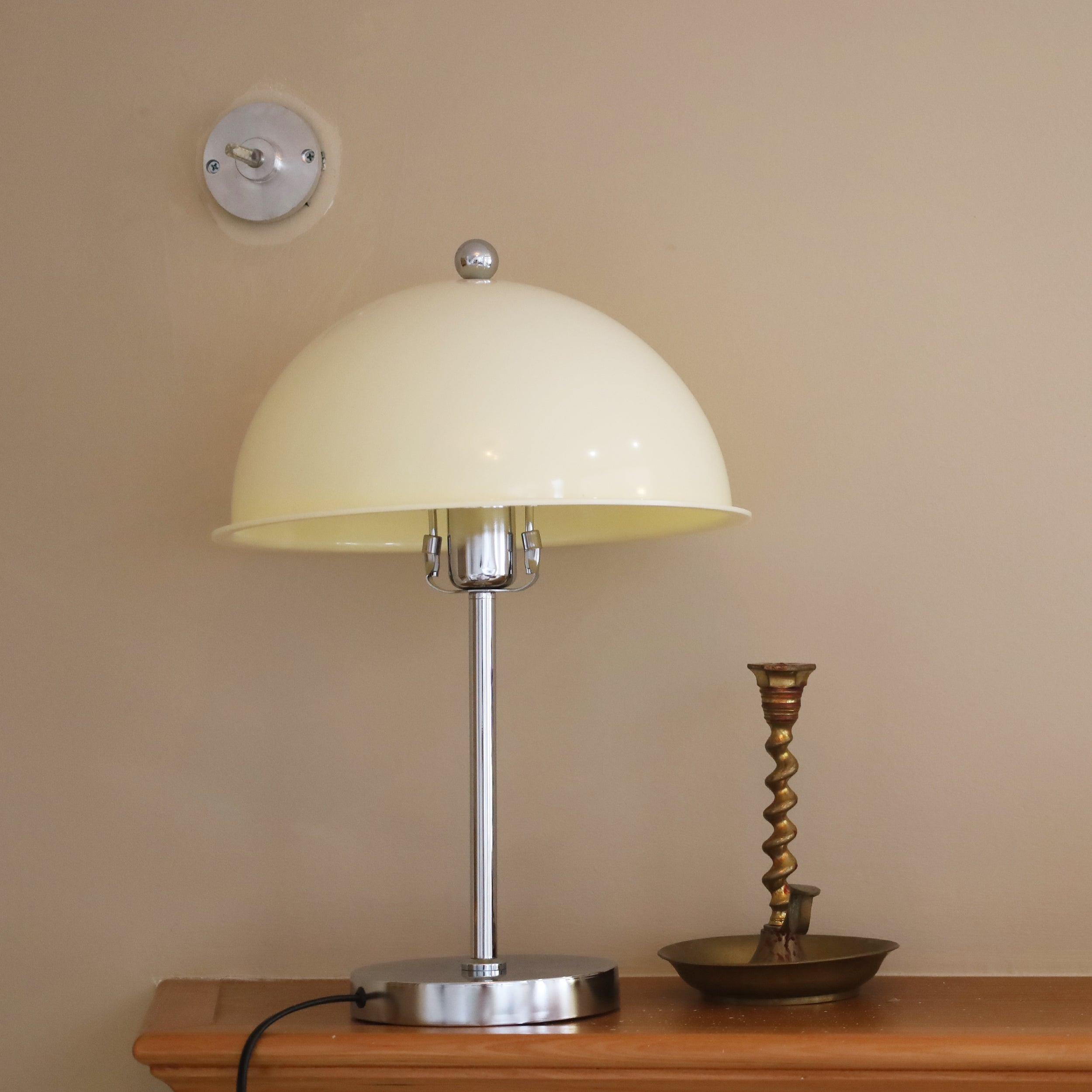 **Edinburgh Tischlampe – Elegante Verbindung von Tradition und Moderne** 0