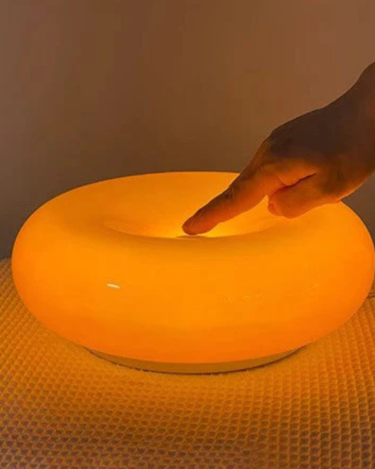 Runde Tischlampe Donutform – Sanfter Schein mit Modernem Design