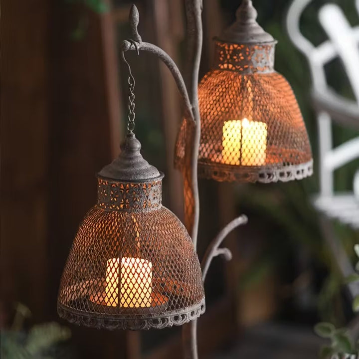 Zweigförmiger Kerzenhalter mit Zwei Laternen