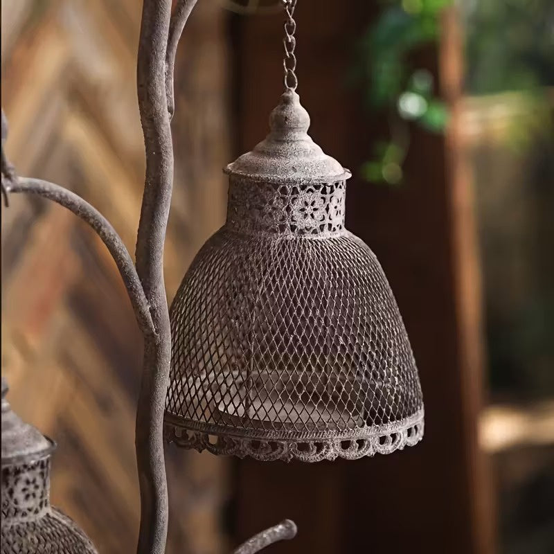 Zweigförmiger Kerzenhalter mit Zwei Laternen