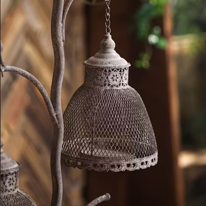 Zweigförmiger Kerzenhalter mit Zwei Laternen